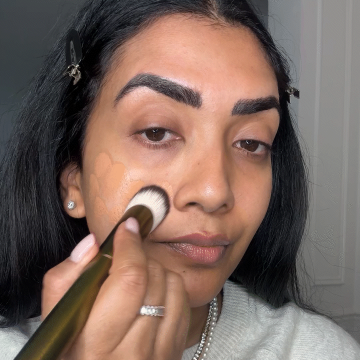 User applying foundation with Brush No. 01 – Vegan Foundation Brush for a flawless finish and smooth coverage.